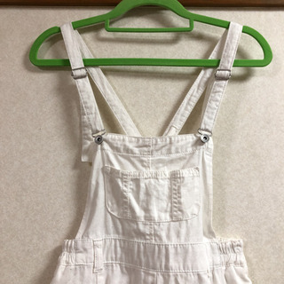 白サロペットの画像
