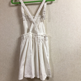 白サロペットの画像