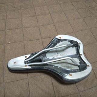 スポーツバイク　サドル