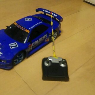 青いラジコンカー