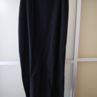 オフィススーツ：黒白チェック(or グレー)のジャケットと黒のロングスカートの画像