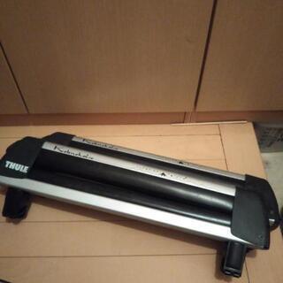 車の屋根にスキーボードの板を積むもの