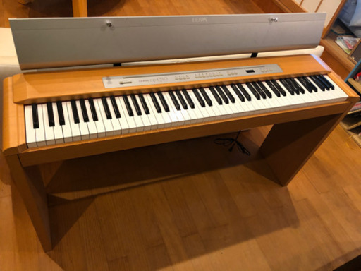 ナチュラルなデザインの電子ピアノ