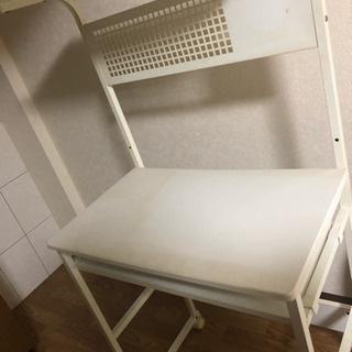 白い机とイス