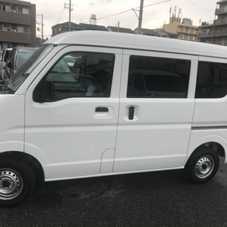 海外有名大型スーパー専属の軽自動車配送スタッフ