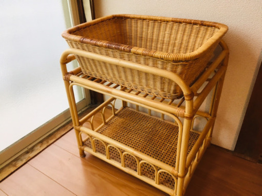 藤のカゴ付きラック
