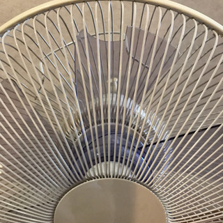【中古品】扇風機（羽根が1枚欠けています）の画像