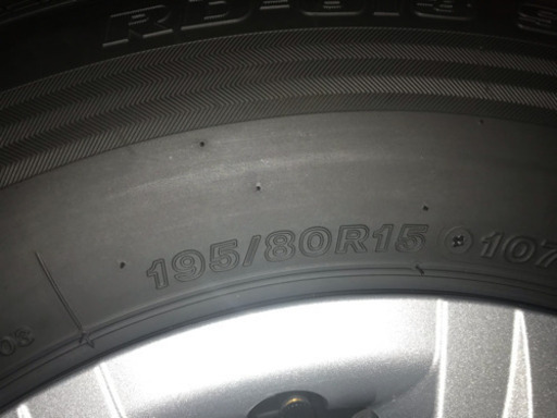 ハイエース新車外し タイヤとホイール4本です。お近くならお持ちしますよ。