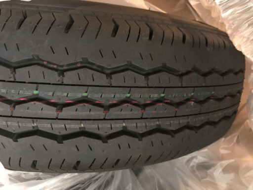 ハイエース新車外し タイヤとホイール4本です。お近くならお持ちしますよ。