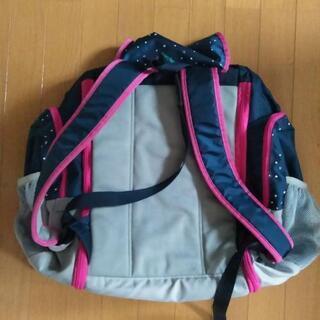 小学校の移動教室や修学旅行で使う大きなリュックサックの画像