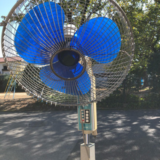 背の高い扇風機の画像