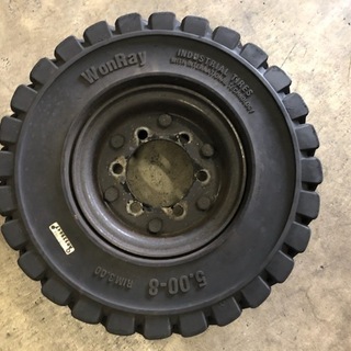 『中古』フォークリフト　ノーパンタイヤ  ホイール付き　前輪　6...