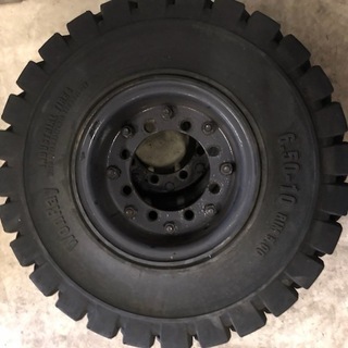 『中古』フォークリフト　ノーパンタイヤ  ホイール付き　前輪　6.50‐10　RIM 5,00　後輪　5.00‐8　RIM　3,00 の画像