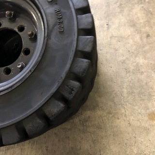 『中古』フォークリフト　ノーパンタイヤ  ホイール付き　前輪　6.50‐10　RIM 5,00　後輪　5.00‐8　RIM　3,00 の画像