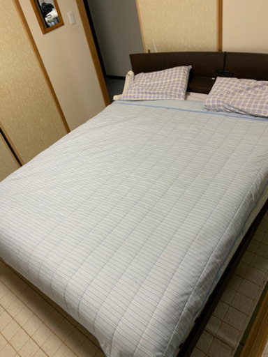 クイーンサイズベッド