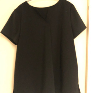 黒のトップス