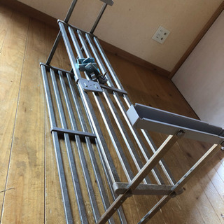 キッチンの棚に引っ掛けて棚にするやつです。