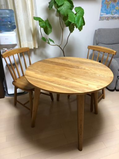 結構オシャレな丸テーブルセット