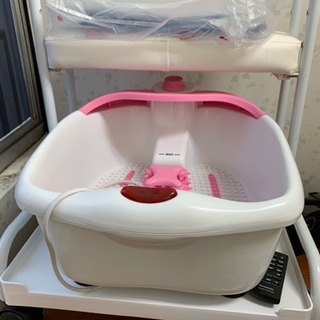 フットネイルの前に足を柔らかくする機械の画像