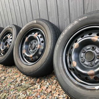 中古タイヤとスチールホイールの画像