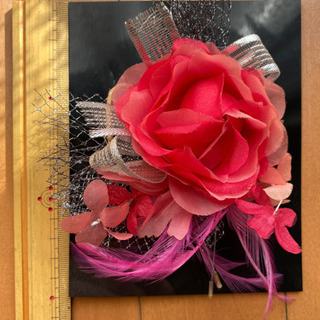 赤いお花のコサージュ