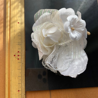 白いお花のコサージュ