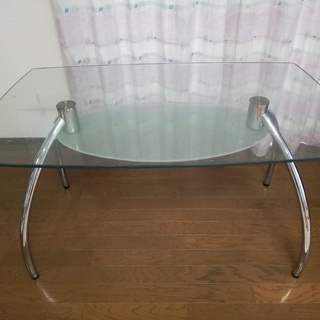美品　天板ガラスのダイニングテーブル（飾り棚付き）