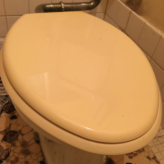 TOTOタンク式トイレの画像