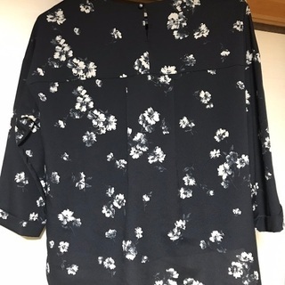 黒の花柄シャツ　Lサイズの画像