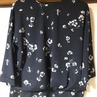 黒の花柄シャツ　Lサイズ