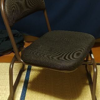 低い回転椅子の画像
