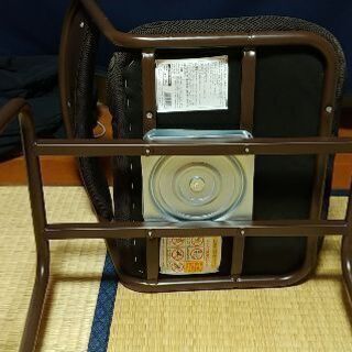 低い回転椅子の画像
