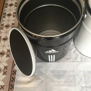アディ缶 縦ストライプの画像