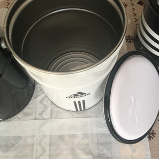 アディ缶 縦ストライプの画像