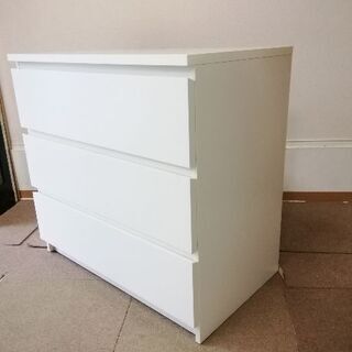白い三段引き出しのカウンター