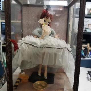 ガラスケースに入ったかわいいフランス人形