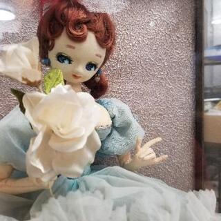 ガラスケースに入ったかわいいフランス人形の画像