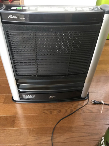 アラジン 木造13畳、パワフル、エコ、消臭。青い光がお部屋を演出。灯油ストーブ