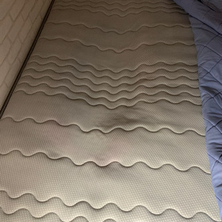 ダブルベッド&物入れの画像