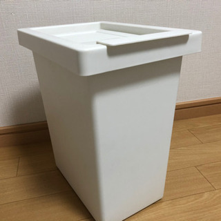 蓋のあるゴミ箱の画像
