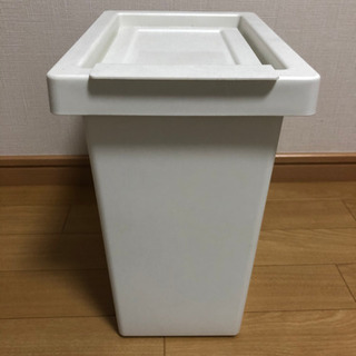 蓋のあるゴミ箱の画像