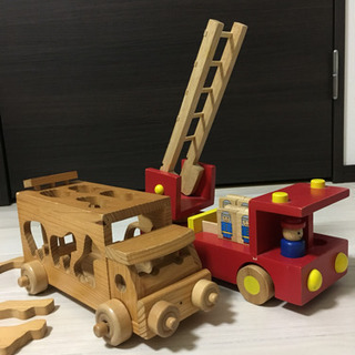 木製の車のおもちゃ 2個セットの画像