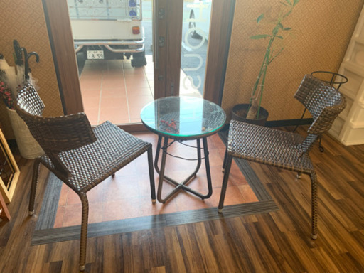 可愛いテーブルと椅子のセット