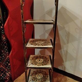 鉄製のラックの画像