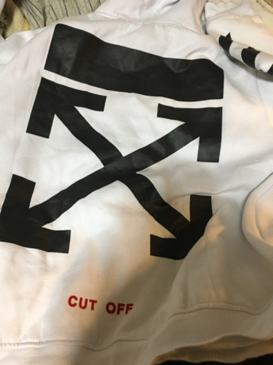 オフホワイトパーカー