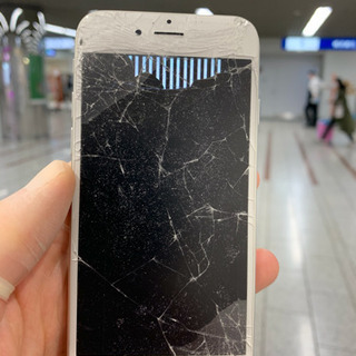 iPhoneの画面が壊れてお困りの方はスマップル川崎店へ！