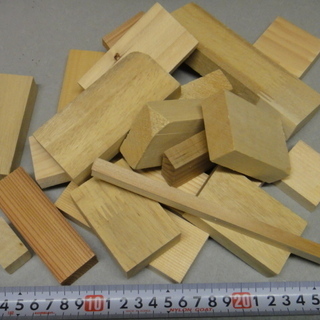 無垢材　木っ端いろいろ　積木　ブロック　ピタゴラ装置　木育　知育