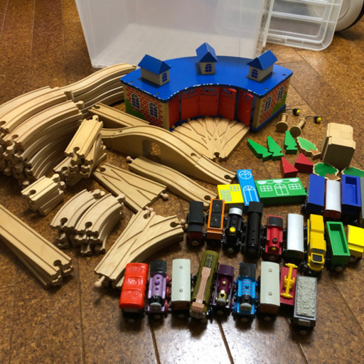 大幅値下げ！　木製トーマス  機関庫、車両、レール、その他