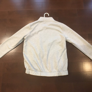 フード無しパーカー