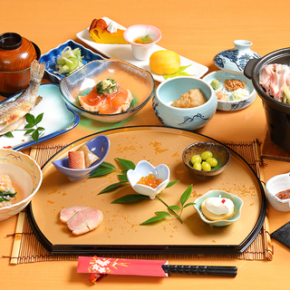 【時給¥1,000】旅館スタッフ（配膳・接客）平日「夜」のみ！シフト自由な職場でママさん大活躍中◎の画像